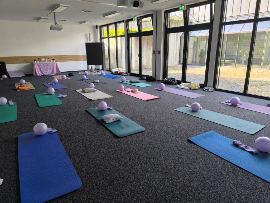 Kursraum mit Yogamatten in einem Unternehmen